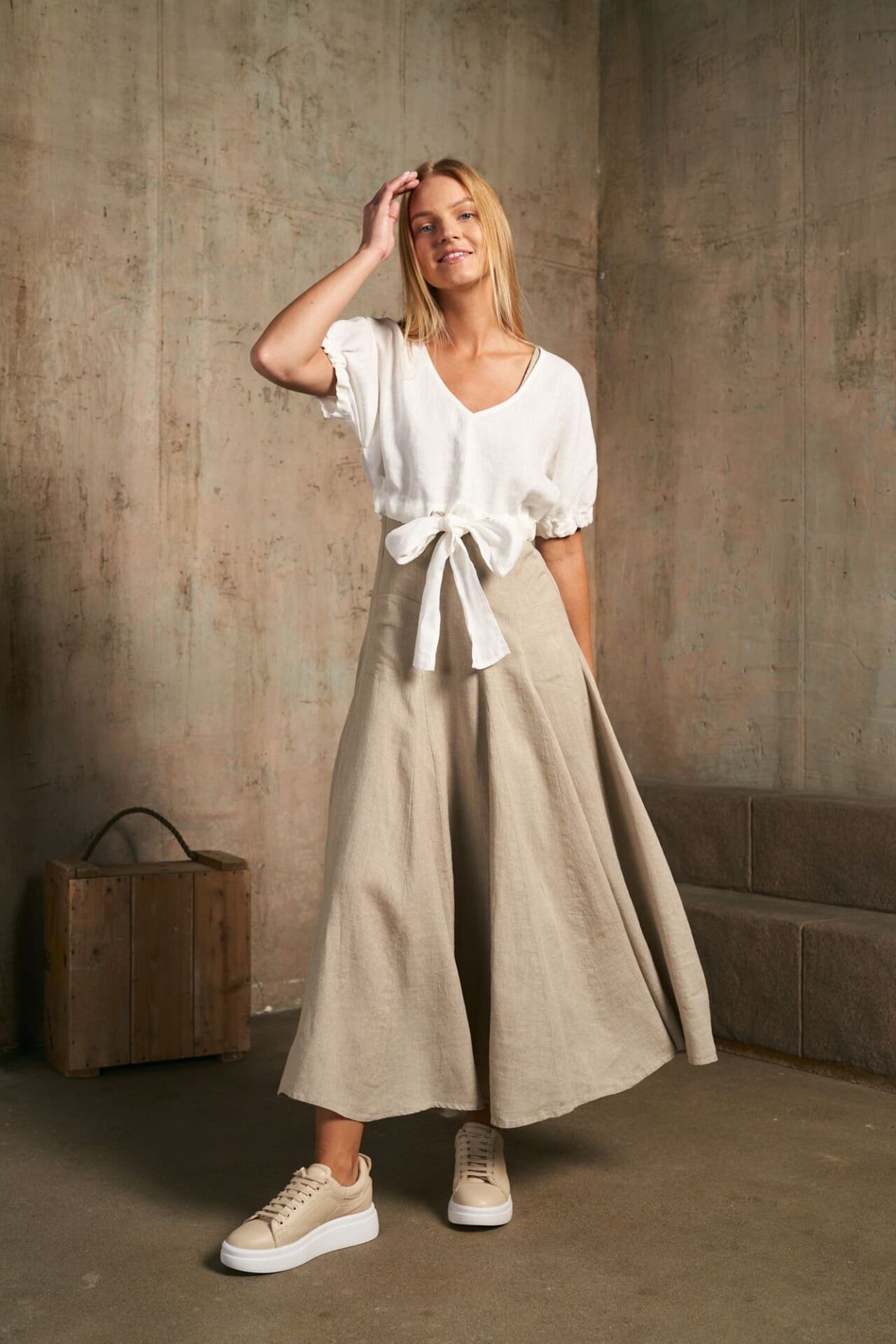 Ilga platėjanti natūralaus lino suknelė