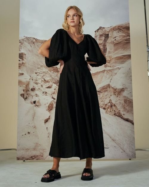 Pūstų rankovių lininė suknelė in Dydis 36 and Spalva Juoda