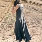 Ilga platėjanti lininė suknelė