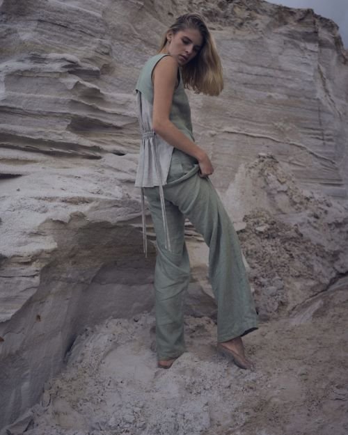 Žalsvos lininės kelnės