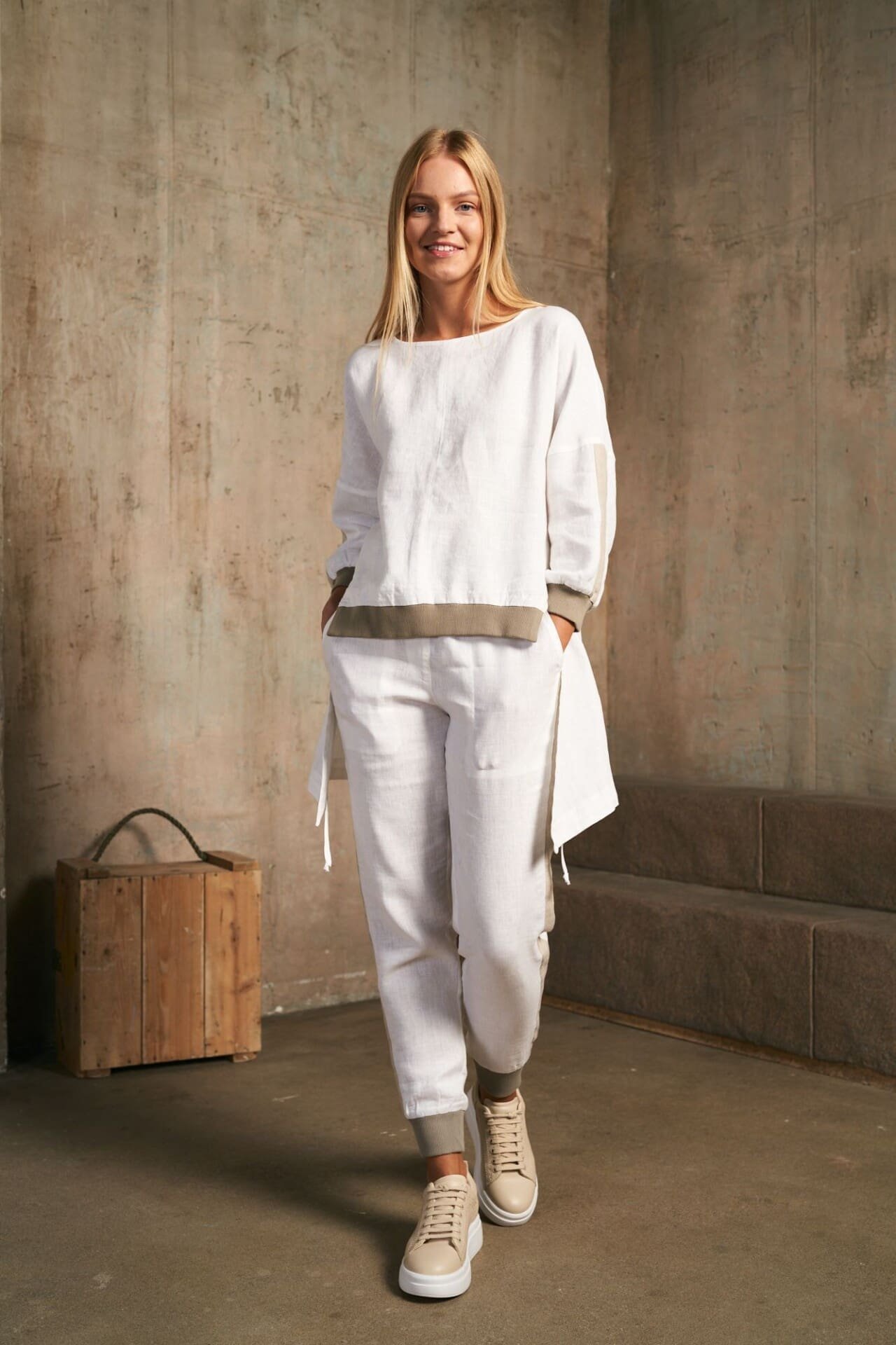 Balta asimetrinė palaidinė ilgom rankovėm