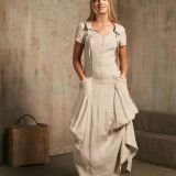 Įliemenuota ilga lininė suknelė