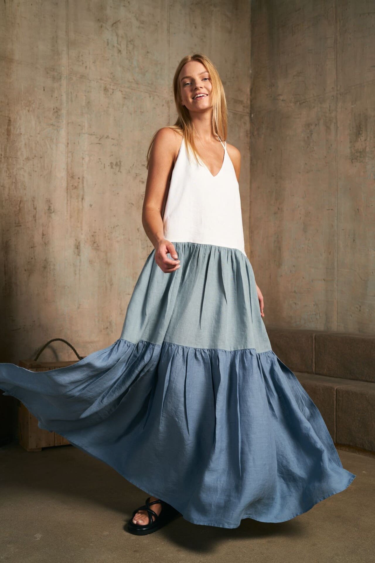 Trijų spalvų platėjanti lininė suknelė