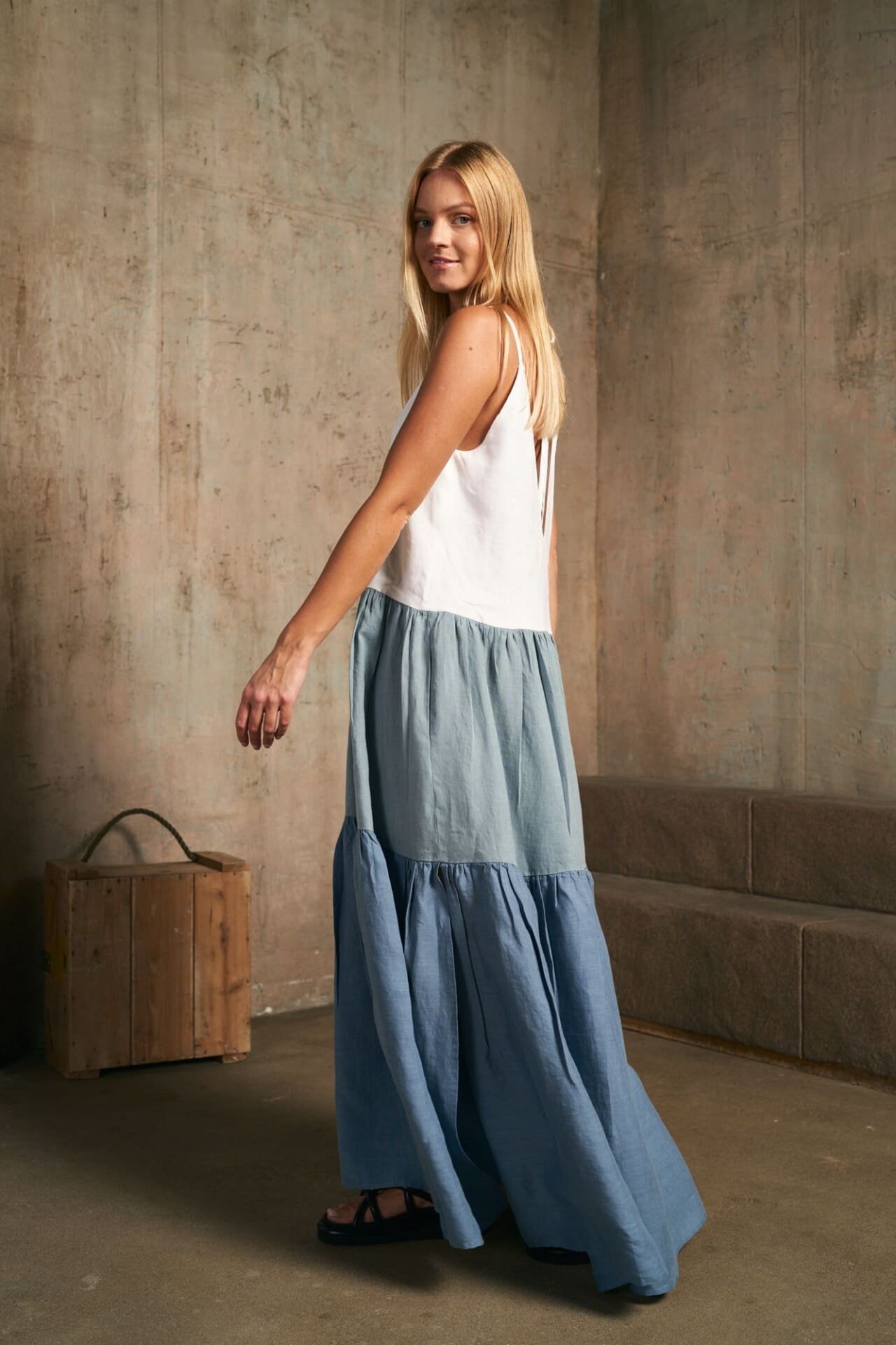 Trijų spalvų platėjanti lininė suknelė