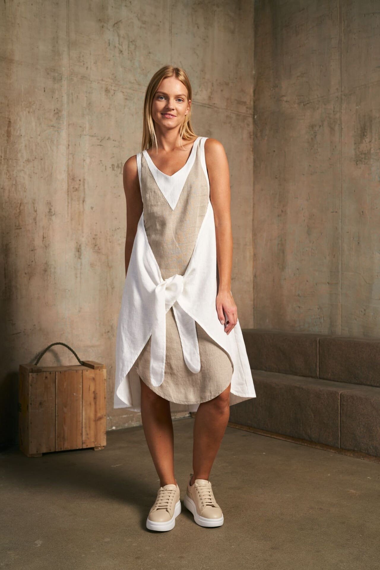 Trumpa dviejų spalvų surišama lininė suknelė