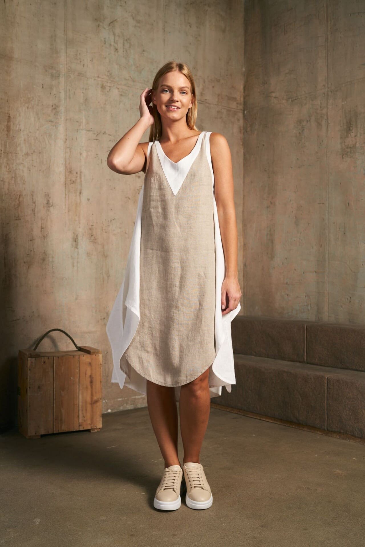 Trumpa dviejų spalvų surišama lininė suknelė