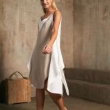 Trumpa dviejų spalvų surišama lininė suknelė