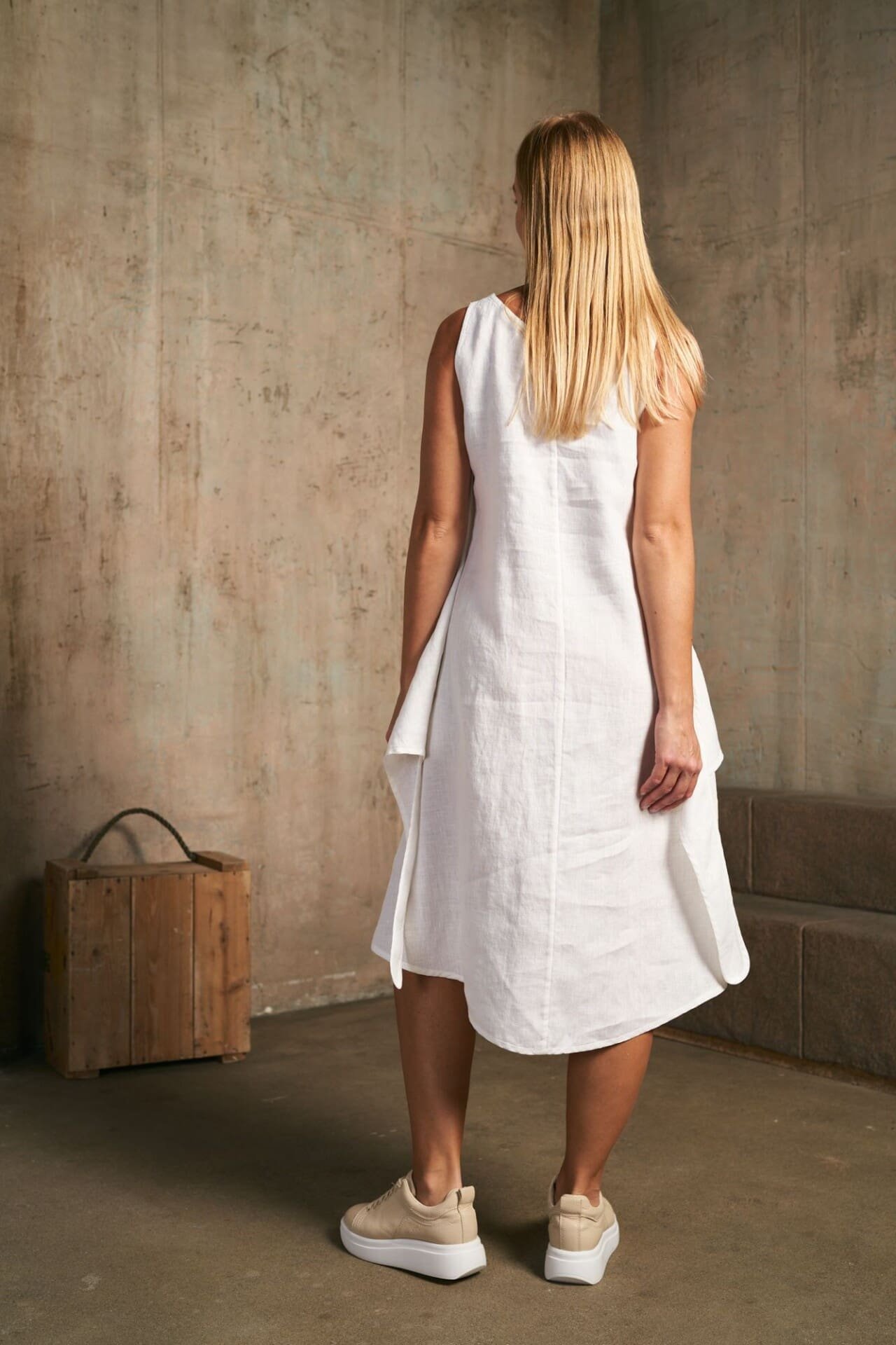 Trumpa dviejų spalvų surišama lininė suknelė