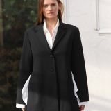 Juodas laisvo silueto švarkas