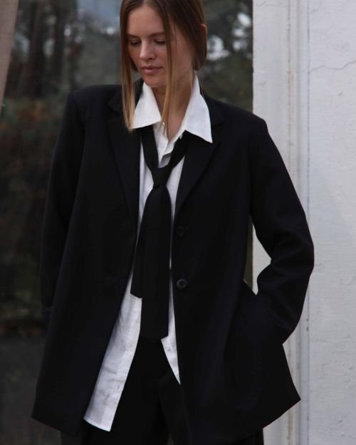 Juodas laisvo silueto švarkas