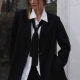 Juodas laisvo silueto švarkas