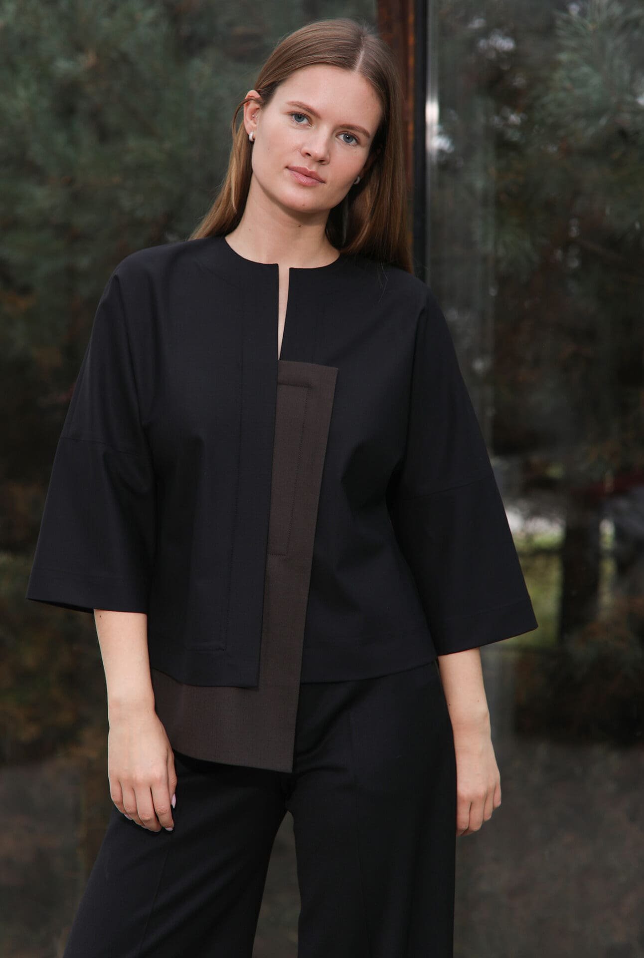 Juoda asimetrinė vilnos palaidinė