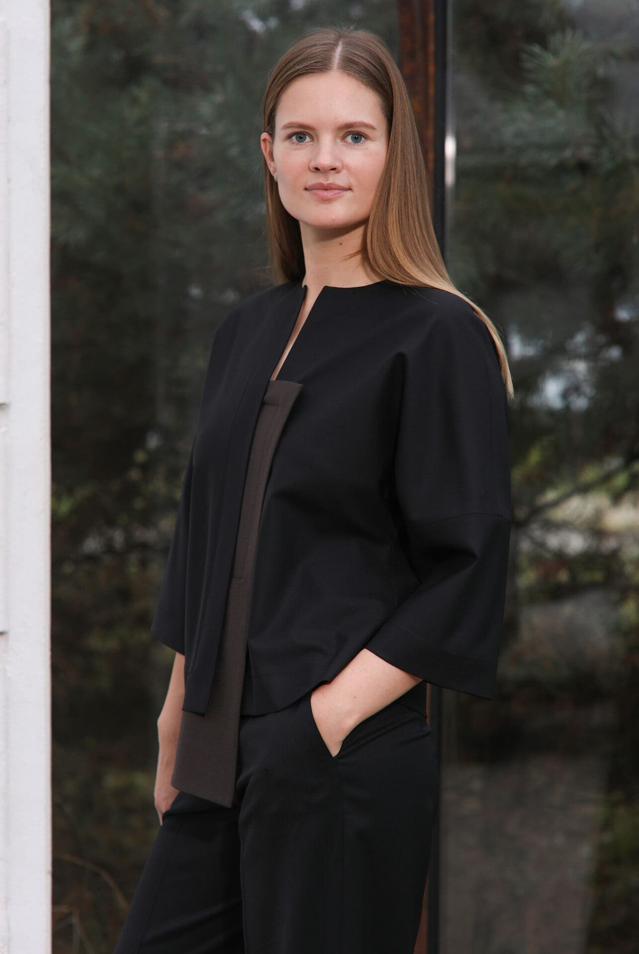 Juoda asimetrinė vilnos palaidinė