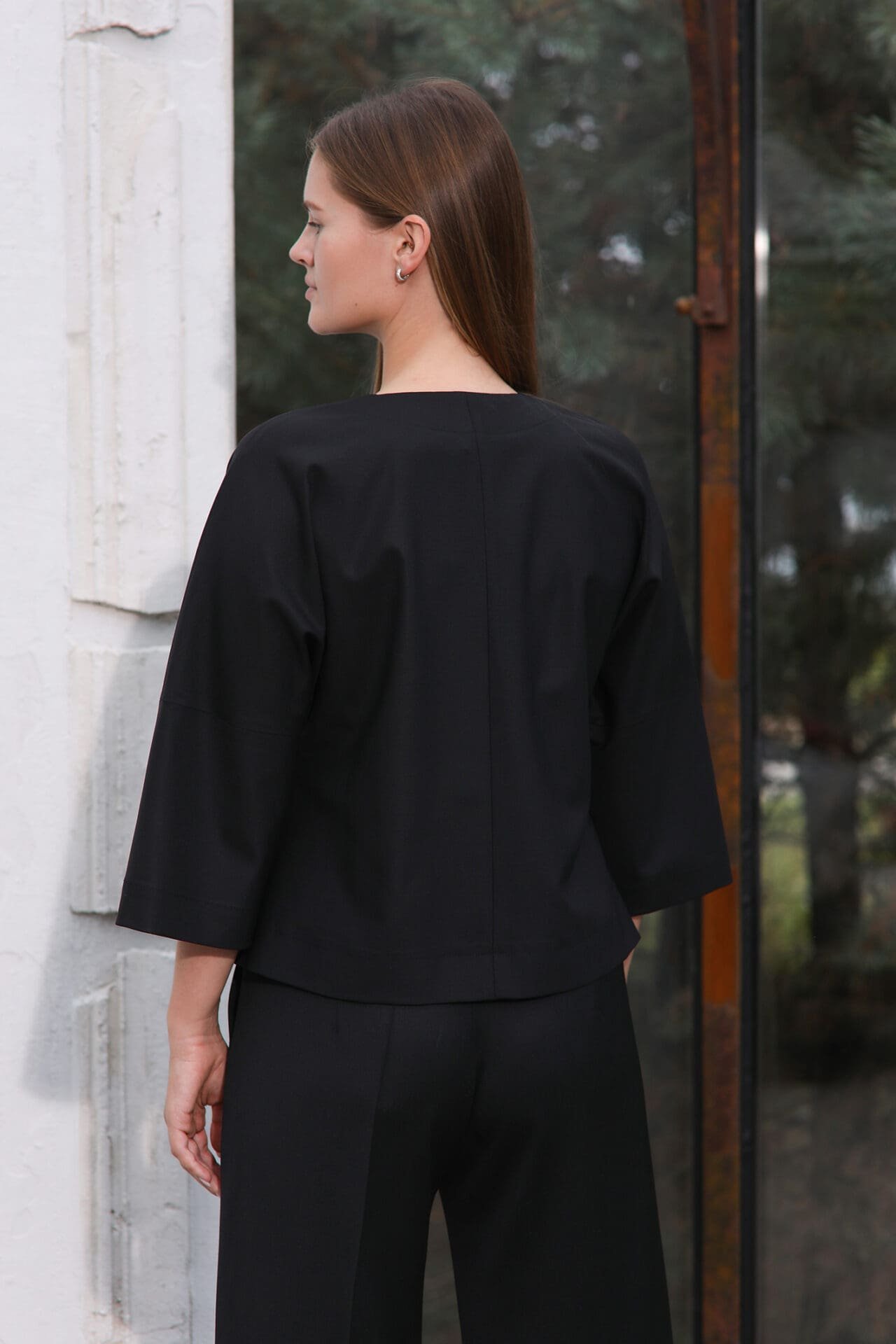 Juoda asimetrinė vilnos palaidinė