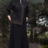 Juoda asimetrinė vilnos palaidinė