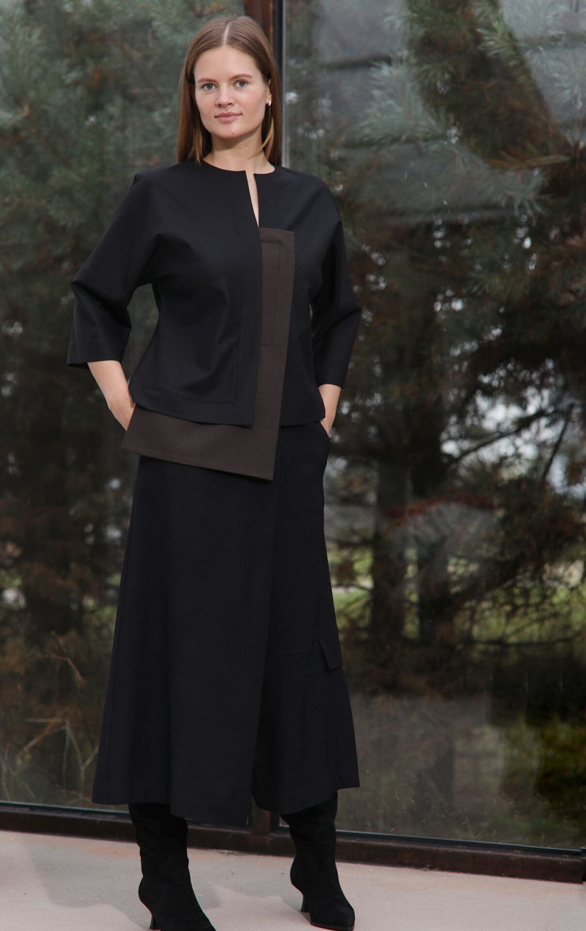 Juoda asimetrinė vilnos palaidinė