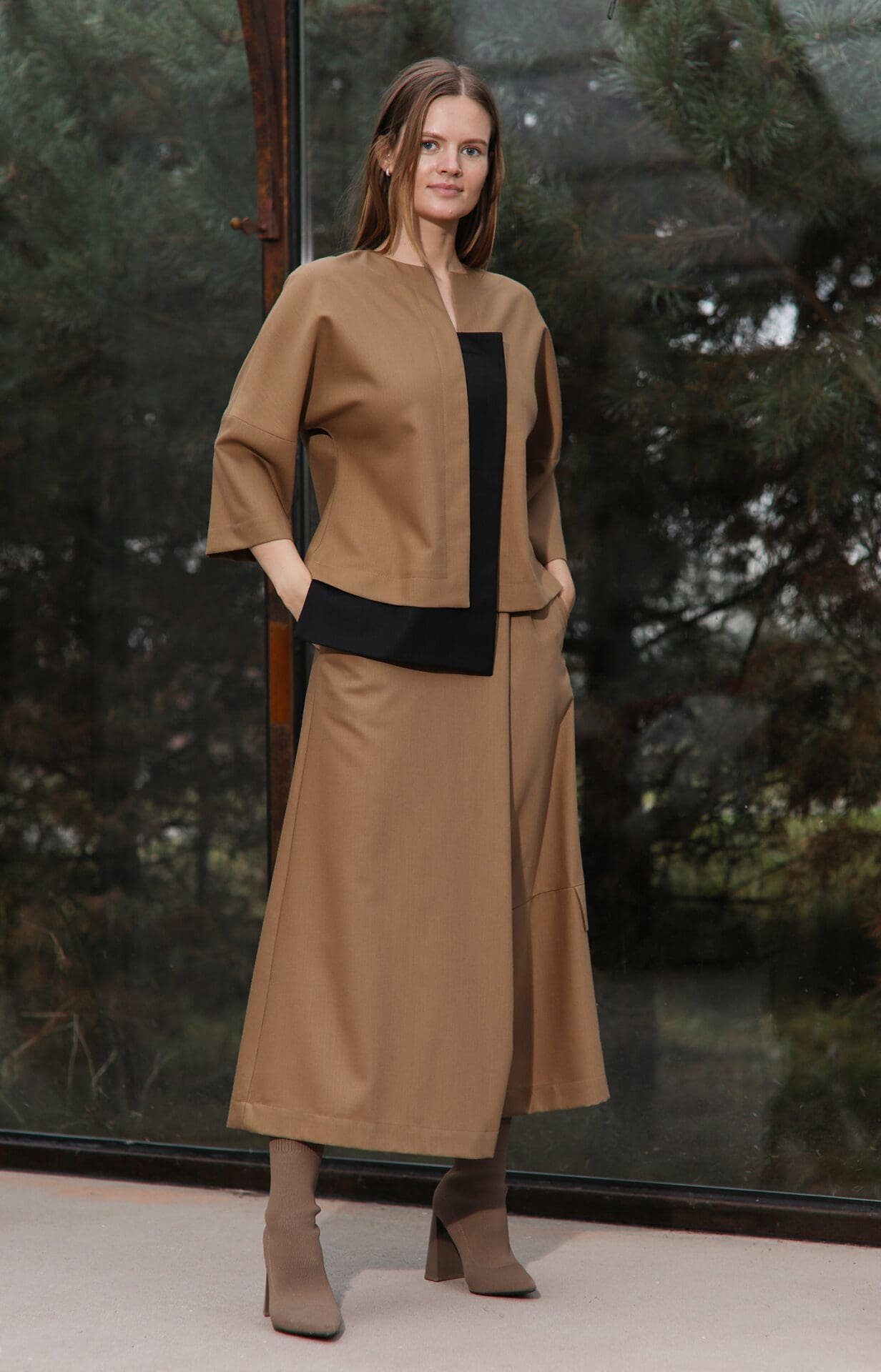 Asimetrinė vilnos palaidinė