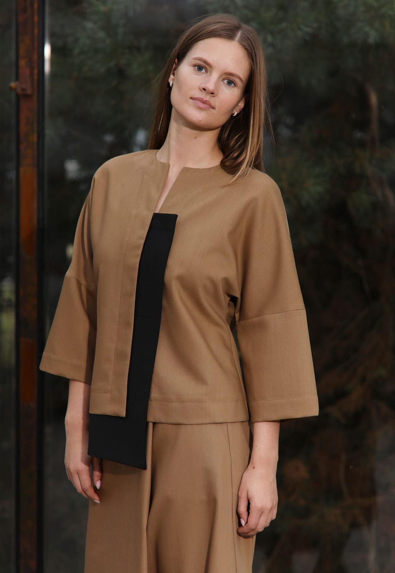 Asimetrinė vilnos palaidinė