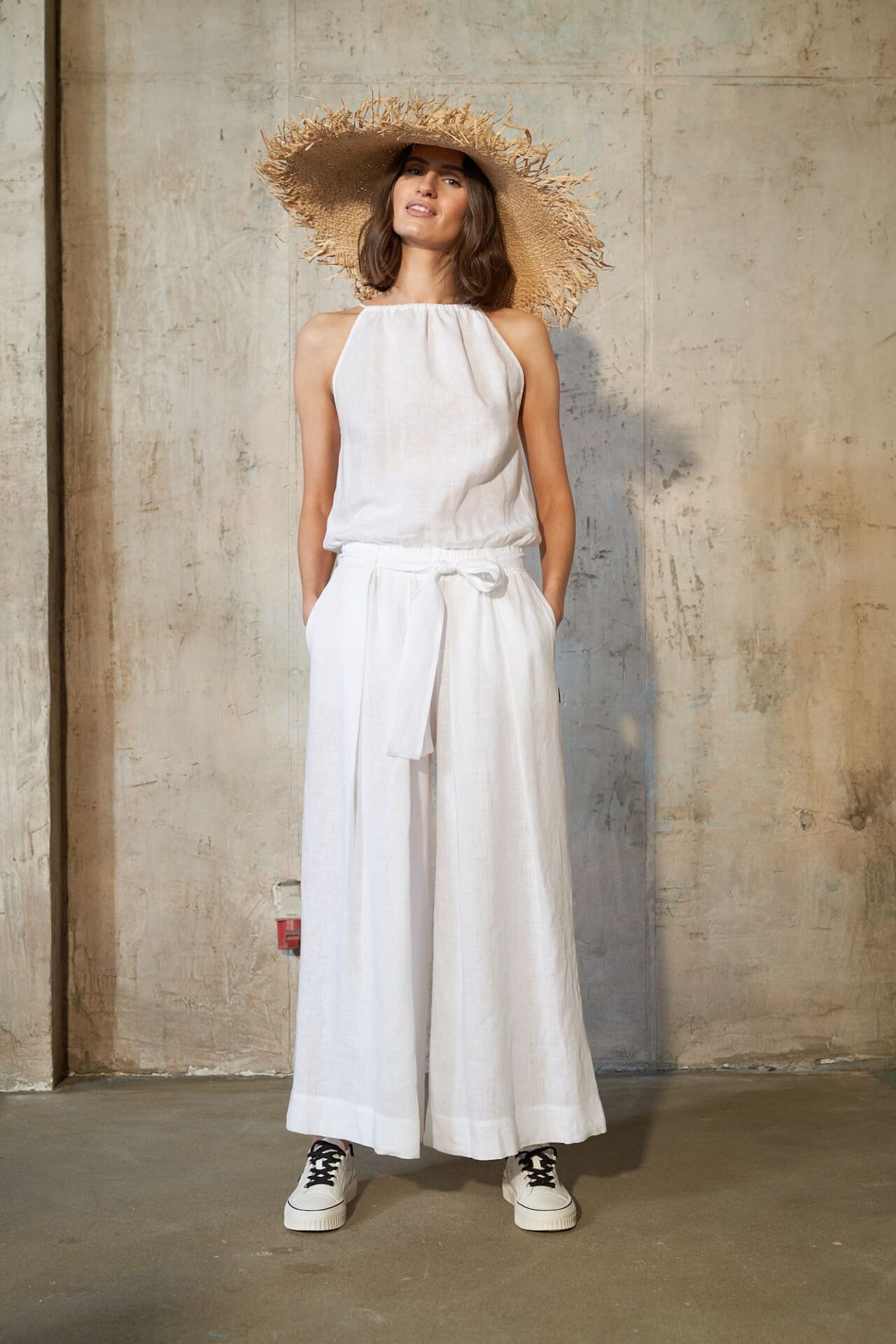 Baltas lininis kombinezonas