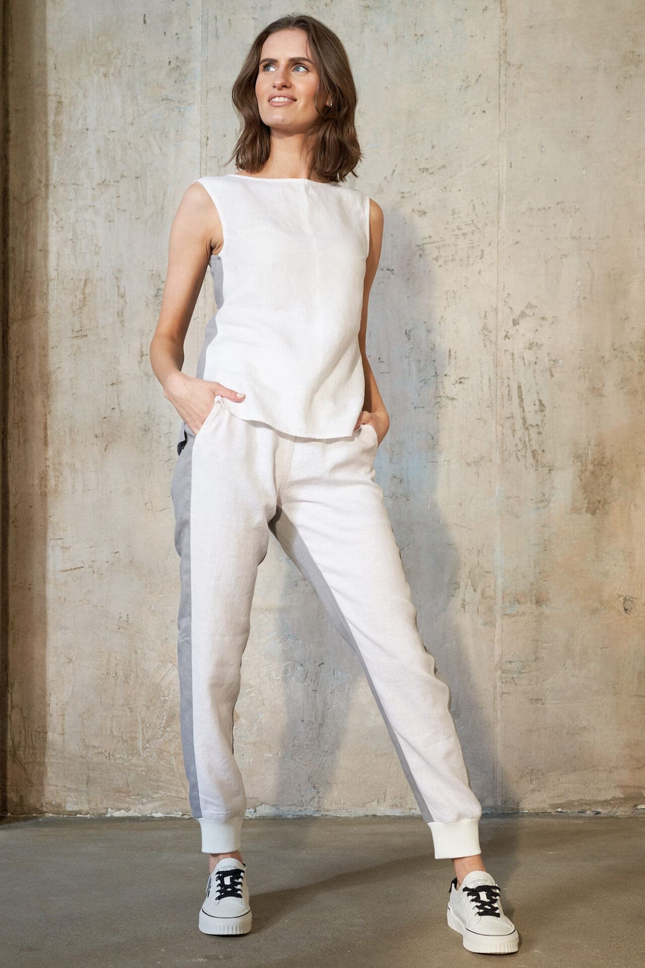 Pilkos kontrastinių spalvų lininės kelnės