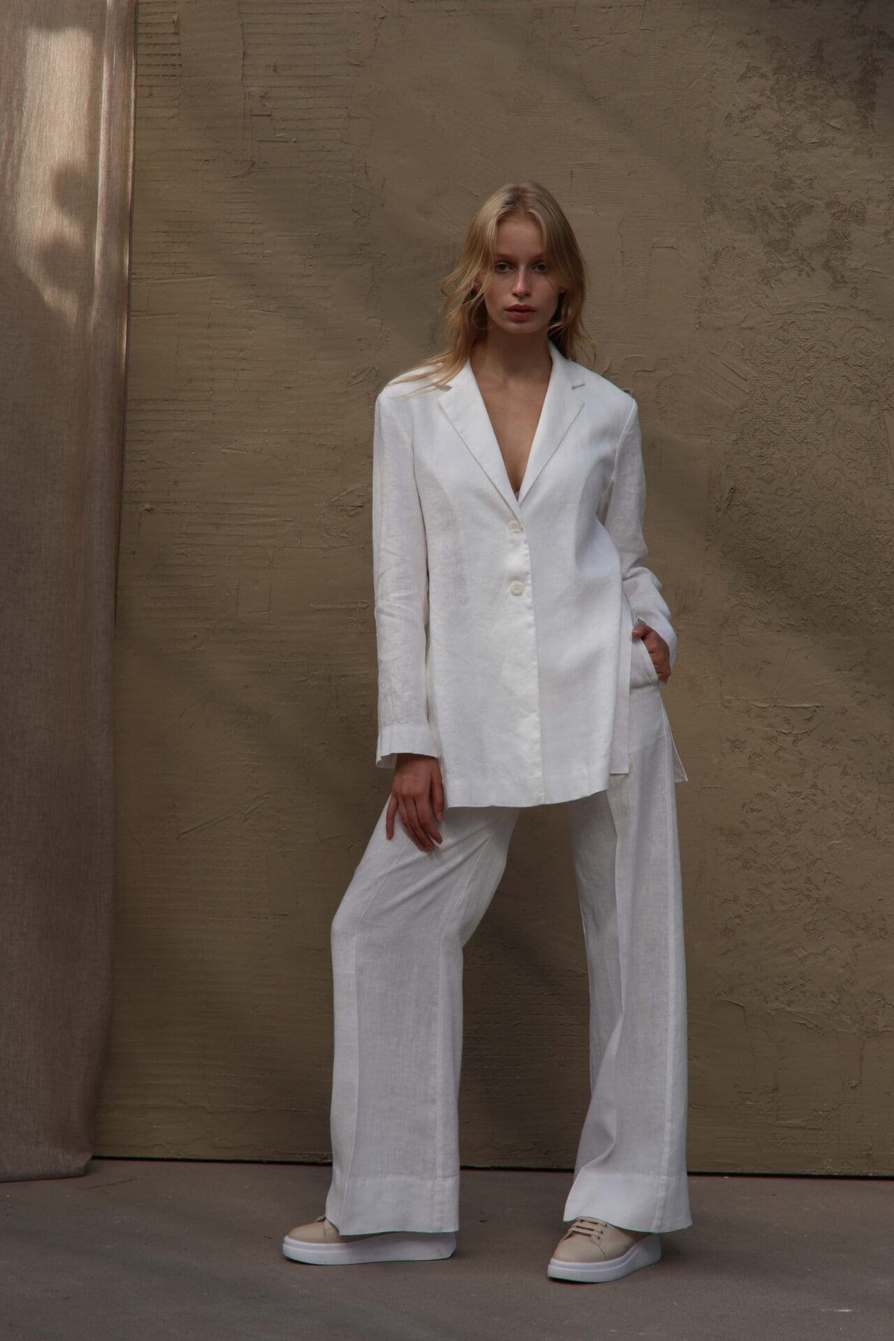 100% Lininis Baltas švarkas su prakirpimais šonuose