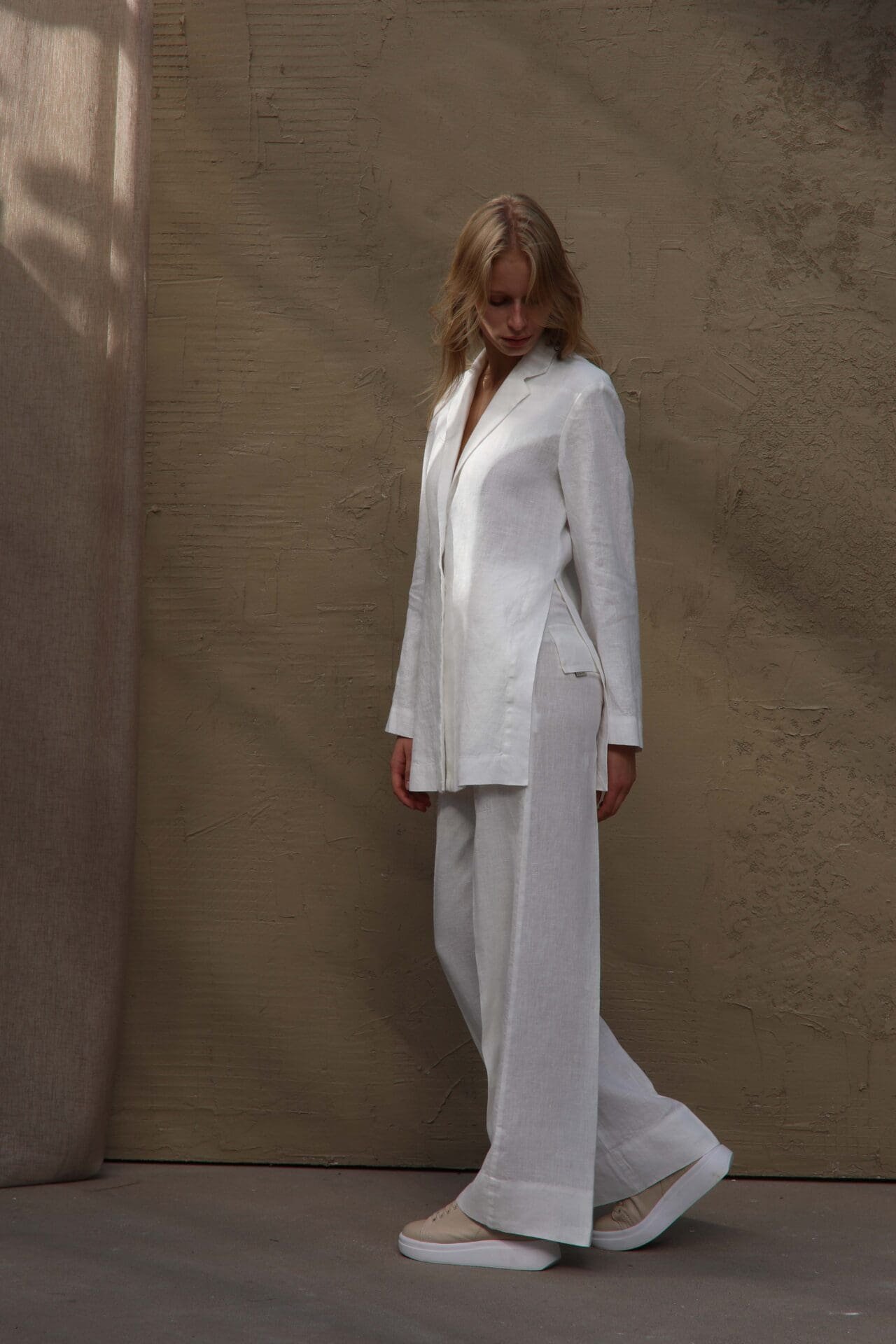 100% Lininis Baltas švarkas su prakirpimais šonuose