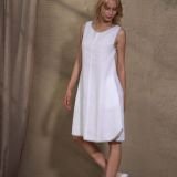 Minimalistinė balta lino suknelė vasarai