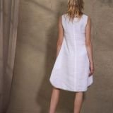 Minimalistinė balta lino suknelė vasarai