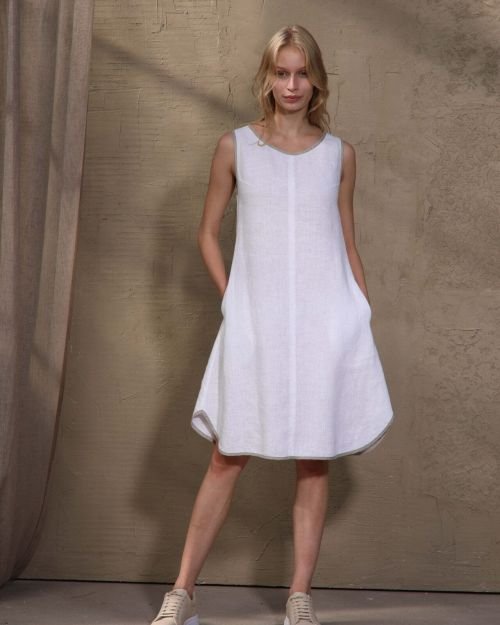 Minimalistinė balta lino suknelė vasarai